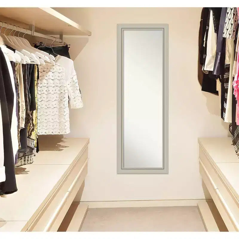 Specchio da porta stretto 18" x 52" in legno argento Romano senza bordo - Amanti Art: specchio da armadio moderno a figura intera da appendere