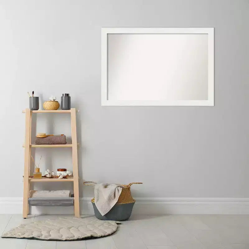 Specchio da Parete Stretto per Bagno 40" x 28" con Cornice Bianca non Smerigliata - Amanti Art: Cornice Moderna in Polistirolo, Include Ferramenta per il Montaggio