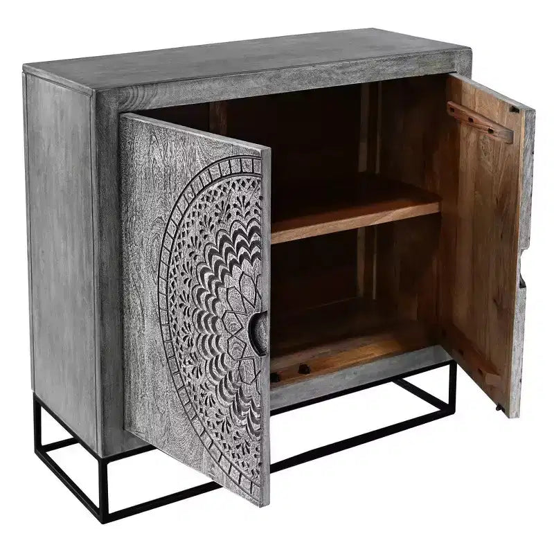 Mobile accentato Royal Hampton da 39 pollici, realizzato a mano con 2 ante, inciso con medaglione, in legno di mango grigio sabbiato, con base in ferro nero