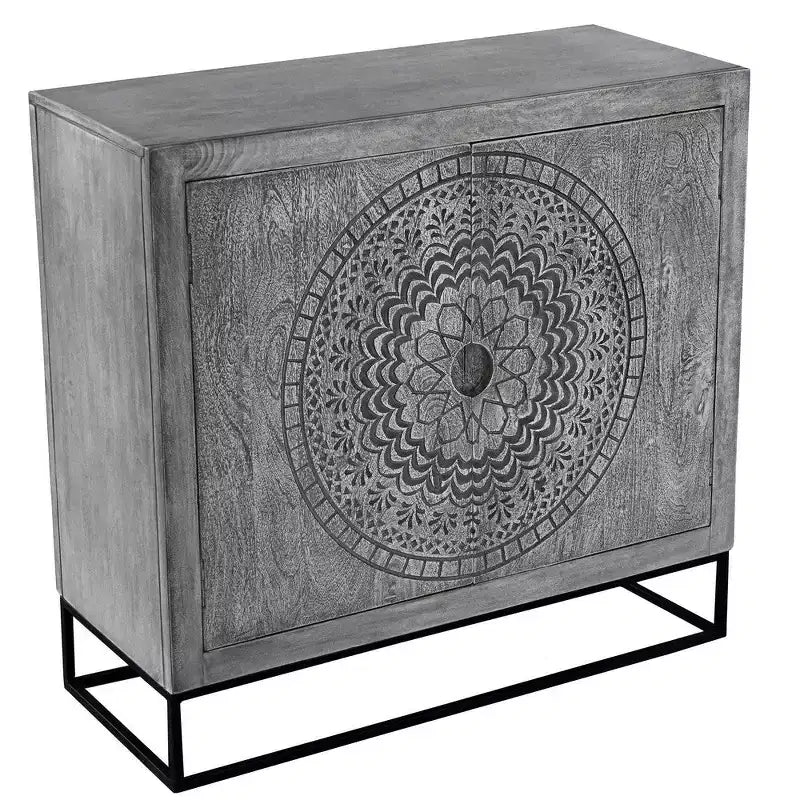 Mobile accentato Royal Hampton da 39 pollici, realizzato a mano con 2 ante, inciso con medaglione, in legno di mango grigio sabbiato, con base in ferro nero