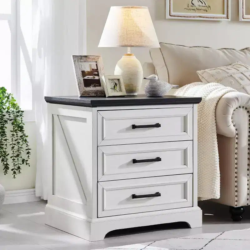Comodino Modern Farmhouse con 3 ampi cassetti, tavolino rustico da 63 cm in legno retrò per soggiorno e camera da letto, bianco