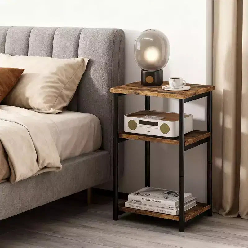 Questo tavolino a tre ripiani con portaoggetti è adatto per soggiorni, camere da letto, ecc. Può essere facilmente montato senza attrezzi.