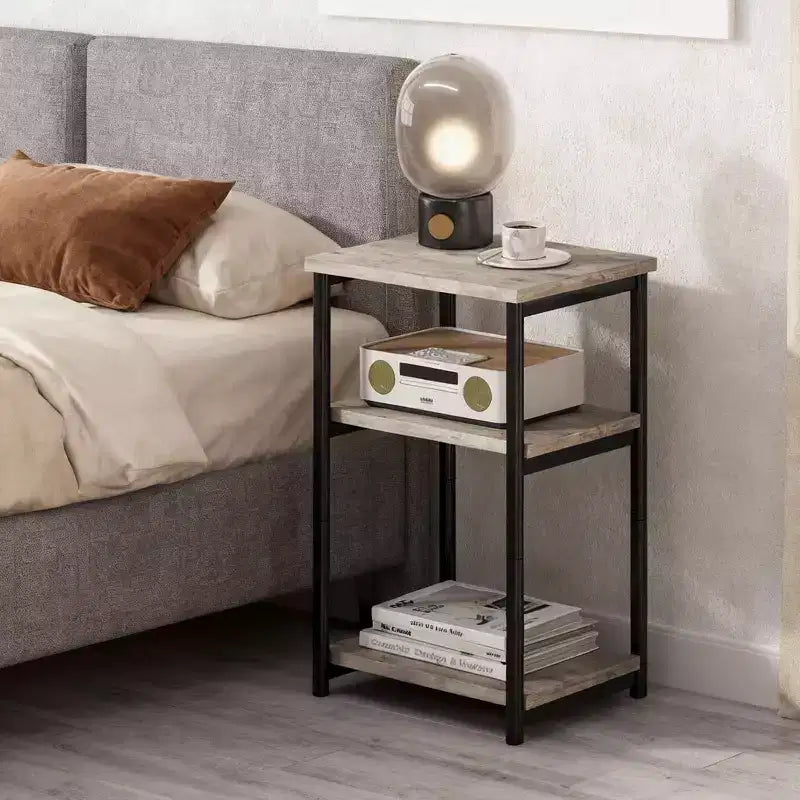 Questo tavolino a tre ripiani con portaoggetti è adatto per soggiorni, camere da letto, ecc. Può essere facilmente montato senza attrezzi.